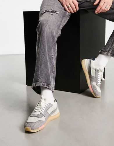Torrun - Sneakers in camoscio grigie - Clarks Originals - Modalova