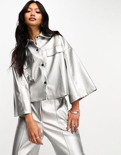 Camicia multitasche argentata oversize metallizzata in coordinato - Closet London - Modalova