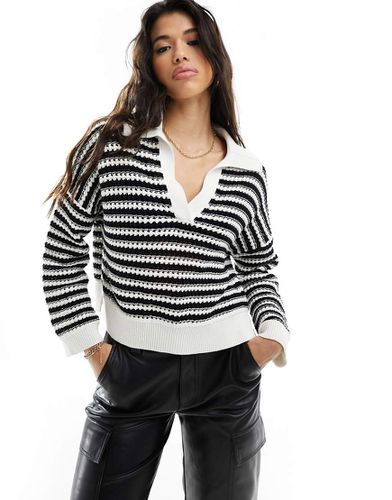 Maglione lavorato traforato a righe con scollo a V e colletto - Abercrombie & Fitch - Modalova