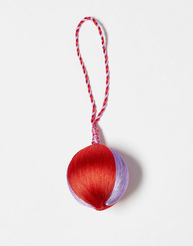 Pallina di Natale a righe rossa e viola ricamata - Accessorize - Modalova