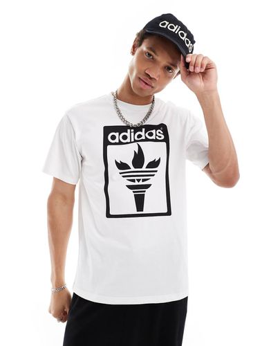 T-shirt bianca con stampa grafica di torcia - adidas Originals - Modalova