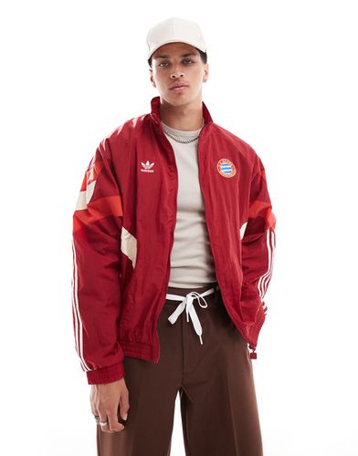 FC Bayern - Giacca sportiva rossa - adidas Originals - Modalova