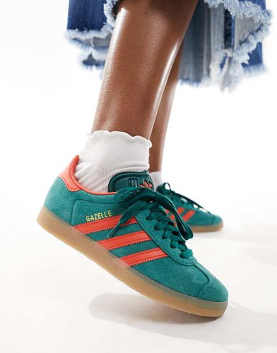 Gazelle - Sneakers verdi e rosse - adidas Originals - Modalova