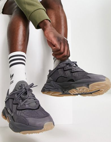 Ozweego - Sneakers scuro - adidas Originals - Modalova
