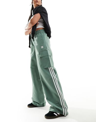 Pantaloni cargo kaki con 3 strisce - adidas Originals - Modalova