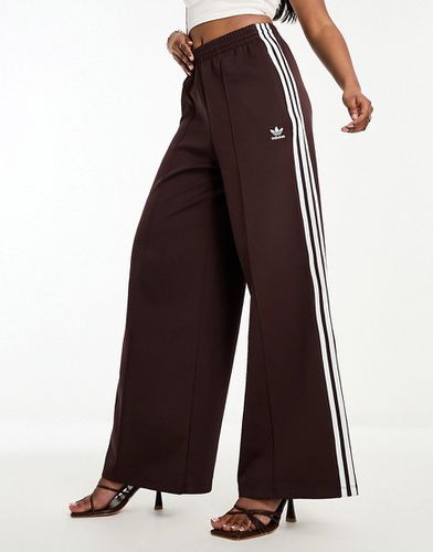 Pantaloni a fondo ampio marroni con tre strisce - adidas Originals - Modalova