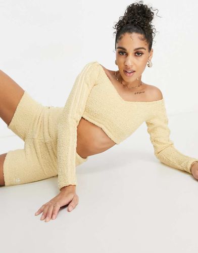 Relaxed Risqué - Crop top a maniche lunghe in maglia soffice beige - adidas Originals - Modalova