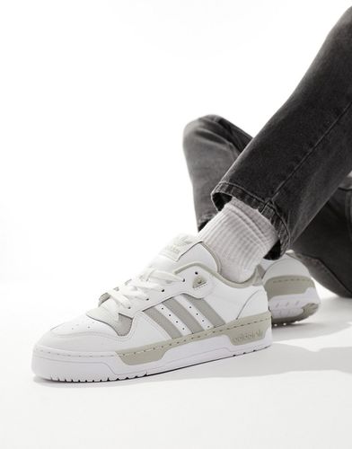 Rivalry Low - Sneakers basse bianche e grigie - adidas Originals - Modalova