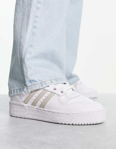 Rivalry - Sneakers basse bianche e beige - adidas Originals - Modalova