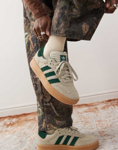 Samba XLG - Sneakers color crema e verdi - adidas Originals - Modalova