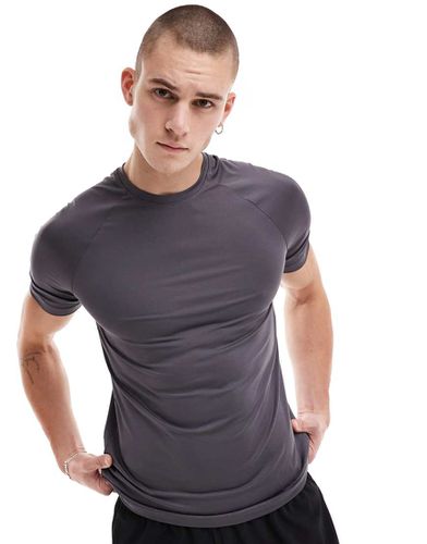 Icon - T-shirt da allenamento attillata in tessuto quick dry antracite con logo - ASOS - Modalova