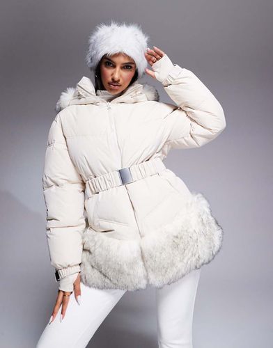 Ski - Giacca da sci imbottita color crema con cintura e finiture in pelliccia sintetica - ASOS - Modalova