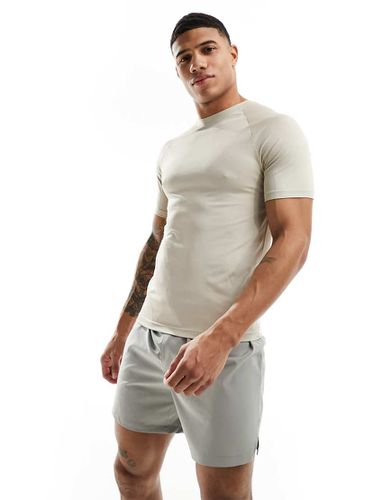 T-shirt da allenamento attillata in tessuto quick dry color pietra con logo - ASOS - Modalova