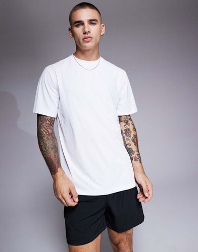 T-shirt da allenamento bianca ad asciugatura rapida con logo - ASOS - Modalova