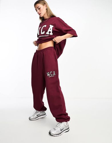 Joggers oversize bordeaux con logo WCA - ASOS WEEKEND COLLECTIVE - Modalova