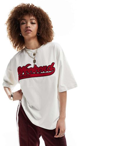 T-shirt oversize écru con logo rosso - ASOS WEEKEND COLLECTIVE - Modalova