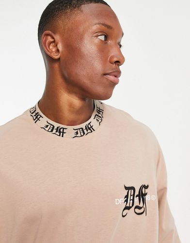 ASOS Dark Future - T-shirt a maniche lunghe oversize color neutrale con stampa del logo sul petto e sul colletto a coste - ASOS DESIGN - Modalova