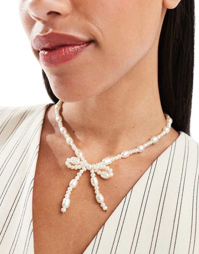 Collana con perle d'acqua dolce a forma di fiocco - ASOS DESIGN - Modalova