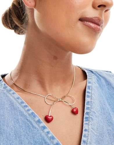 Collana dorata con ciondolo a forma di fiocco e di ciliegia - ASOS DESIGN - Modalova