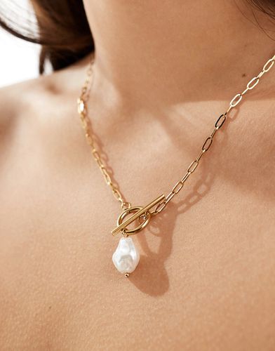 Collana in acciaio inossidabile color con barretta a T e pendente con perla di acqua dolce sintetica - ASOS DESIGN - Modalova