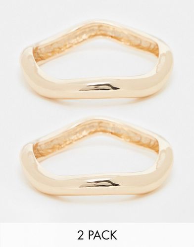 Confezione da 2 bracciali rigidi dorati con design ondulato - ASOS DESIGN - Modalova