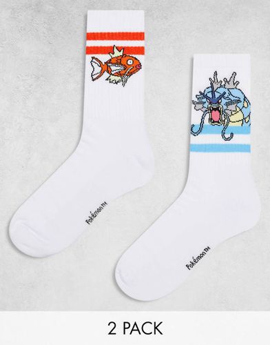 Confezione da 2 paia di calzini bianchi con stampa di Magikarp e Gyarados - ASOS DESIGN - Modalova