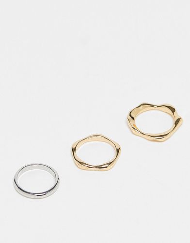Confezione da 3 anelli con design effetto fuso in metalli misti - ASOS DESIGN - Modalova