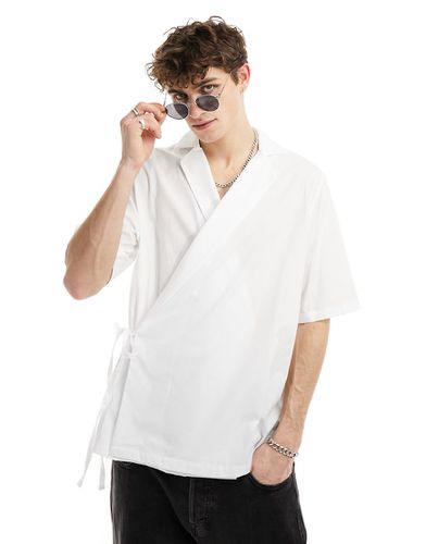 Camicia vestibilità comoda bianca con allacciatura laterale e colletto a rever - ASOS DESIGN - Modalova