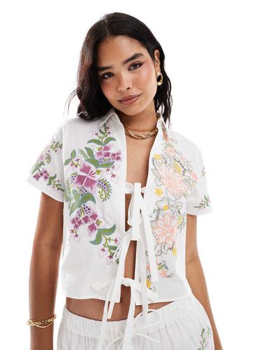 Camicia bianca a fiori ricamati allacciata sul davanti in coordinato - ASOS DESIGN - Modalova