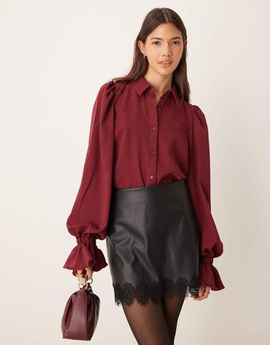 Camicia bordeaux con maniche voluminose e polsini con volant - ASOS DESIGN - Modalova