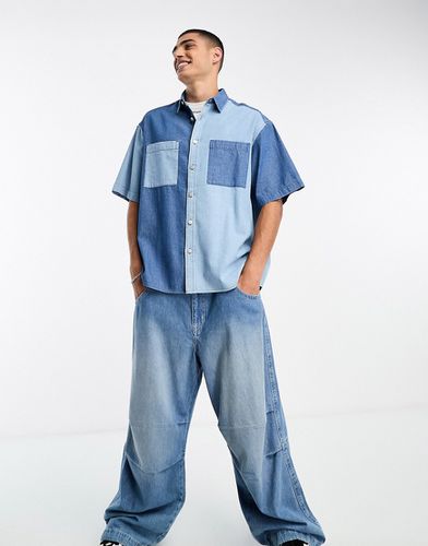 Camicia di jeans oversize squadrata lavaggio color block - ASOS DESIGN - Modalova