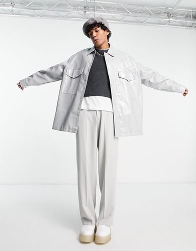 Camicia giacca super oversize in pelle sintetica ghiaccio effetto coccodrillo - ASOS DESIGN - Modalova