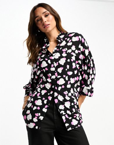 Camicia oversize a maniche lunghe con stampa a macchie bianca, nera e rosa - ASOS DESIGN - Modalova