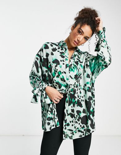 Camicia oversize in raso verde sfocato leopardato con polsini - ASOS DESIGN - Modalova
