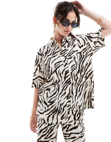 Camicia resort effetto lino con stampa zebrata testurizzata in coordinato - ASOS DESIGN - Modalova