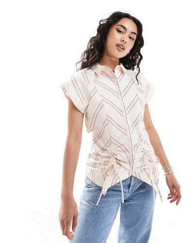 Camicia senza maniche arricciata sul davanti aperta dietro bianca a righe rosa - ASOS DESIGN - Modalova