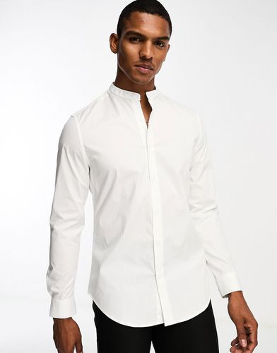 Camicia slim facile da stirare in popeline bianca con collo serafino - ASOS DESIGN - Modalova