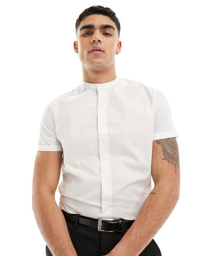 Camicia slim fit bianca con collo serafino e maniche arrotolate - ASOS DESIGN - Modalova