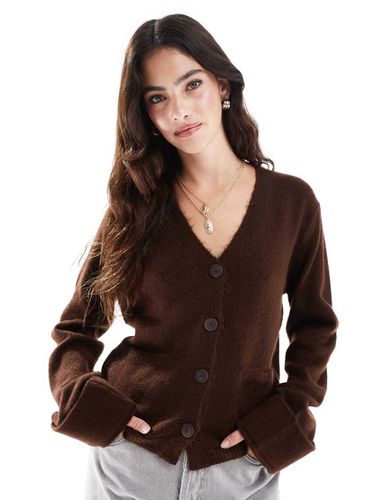 Cardigan soffice in maglia cioccolato con polsini risvoltati - ASOS DESIGN - Modalova