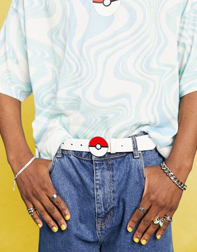 Cintura unisex slim bianca in pelle sintetica con fibbia in stile Pokemon - ASOS DESIGN - Modalova