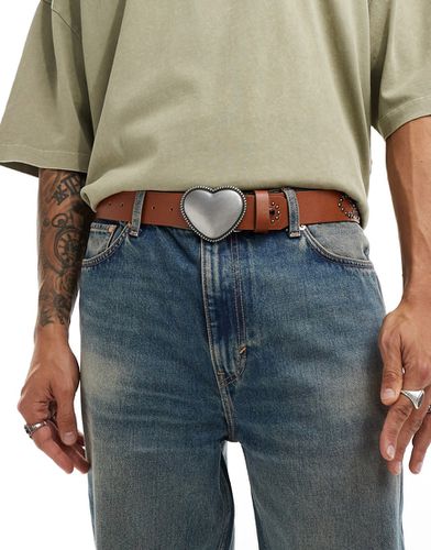 Cintura in pelle sintetica con borchie e fibbia a cuore - ASOS DESIGN - Modalova