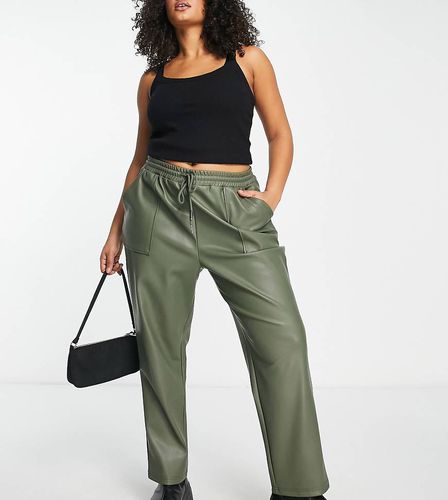 ASOS DESIGN Curve - Joggers in pelle sintetica kaki - ASOS Curve - Modalova