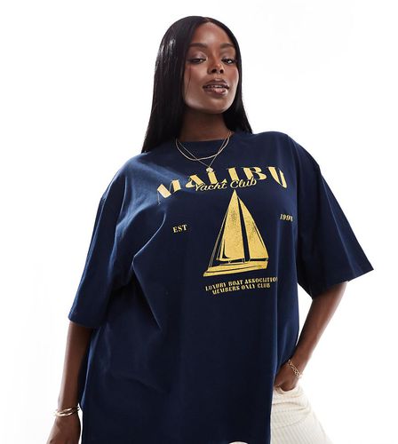 ASOS DESIGN Curve - T-shirt vestibilità boyfriend con stampa Malibu Yacht - ASOS Curve - Modalova