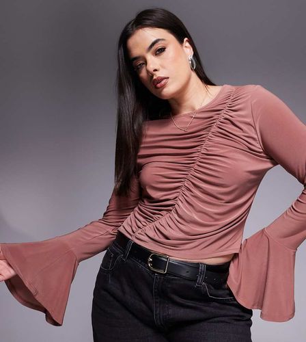 ASOS DESIGN Curve - Top évasé asymétrique à manches longues et fronces - Châtain - Asos Curve - Modalova