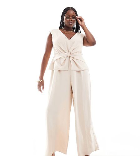 ASOS DESIGN Curve - Tuta jumpsuit con gilet avvolgente e scollo a V color avena - ASOS Curve - Modalova