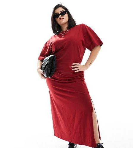 ASOS DESIGN Curve - Vestito T-shirt con gonna al polpaccio girocollo bordeaux con arricciatura laterale - ASOS Curve - Modalova