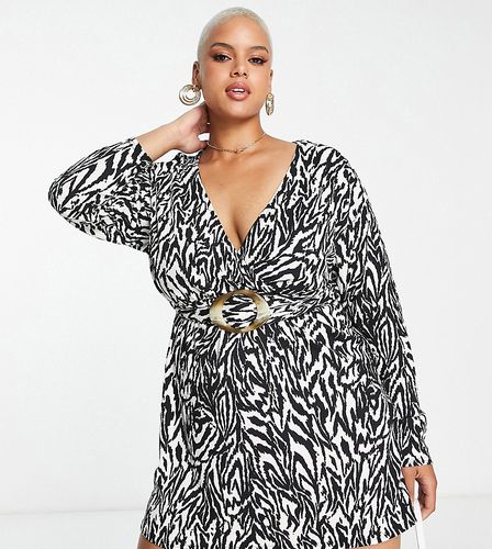 ASOS DESIGN Curve - Vestito corto testurizzato avvolgente a maniche lunghe con stampa zebrata monocromatica con cintura con fibbia tartarugata - ASOS Curve - Modalova