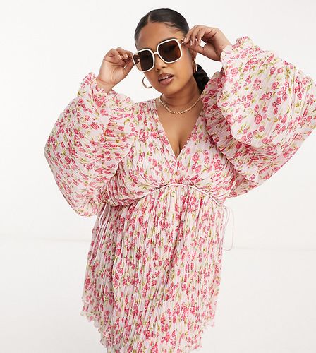 ASOS DESIGN Curve - Vestito corto a trapezio rosa a fiori con micro pieghe e maniche ad ali di pipistrello - ASOS Curve - Modalova