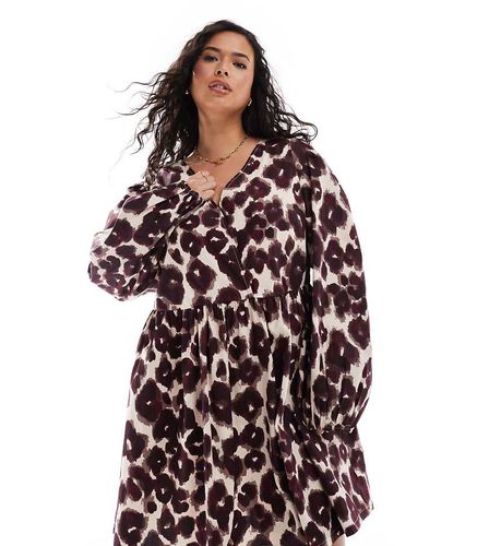 ASOS DESIGN Curve - Vestito grembiule corto in cotone leopardato con scollo a V - ASOS Curve - Modalova