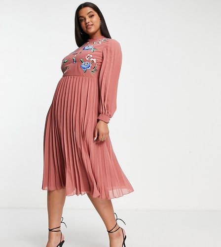 ASOS DESIGN Curve - Vestito skater midi accollato a maniche lunghe tè con pieghe e ricamo - ASOS Curve - Modalova